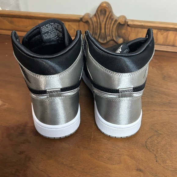 NIB Women’s Air Jordan 1 Retro HI OG, Size 5 - Picture 3 of 7
